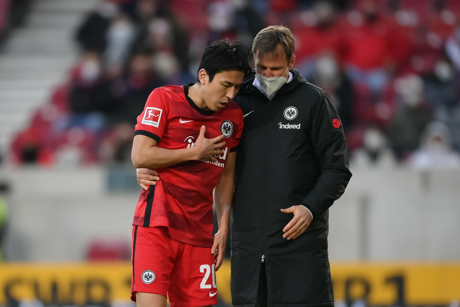 2月5日シュツットガルト戦で胸を負傷した長谷部。それ以降、なかなか試合に出られない日が増えた ©Getty Images