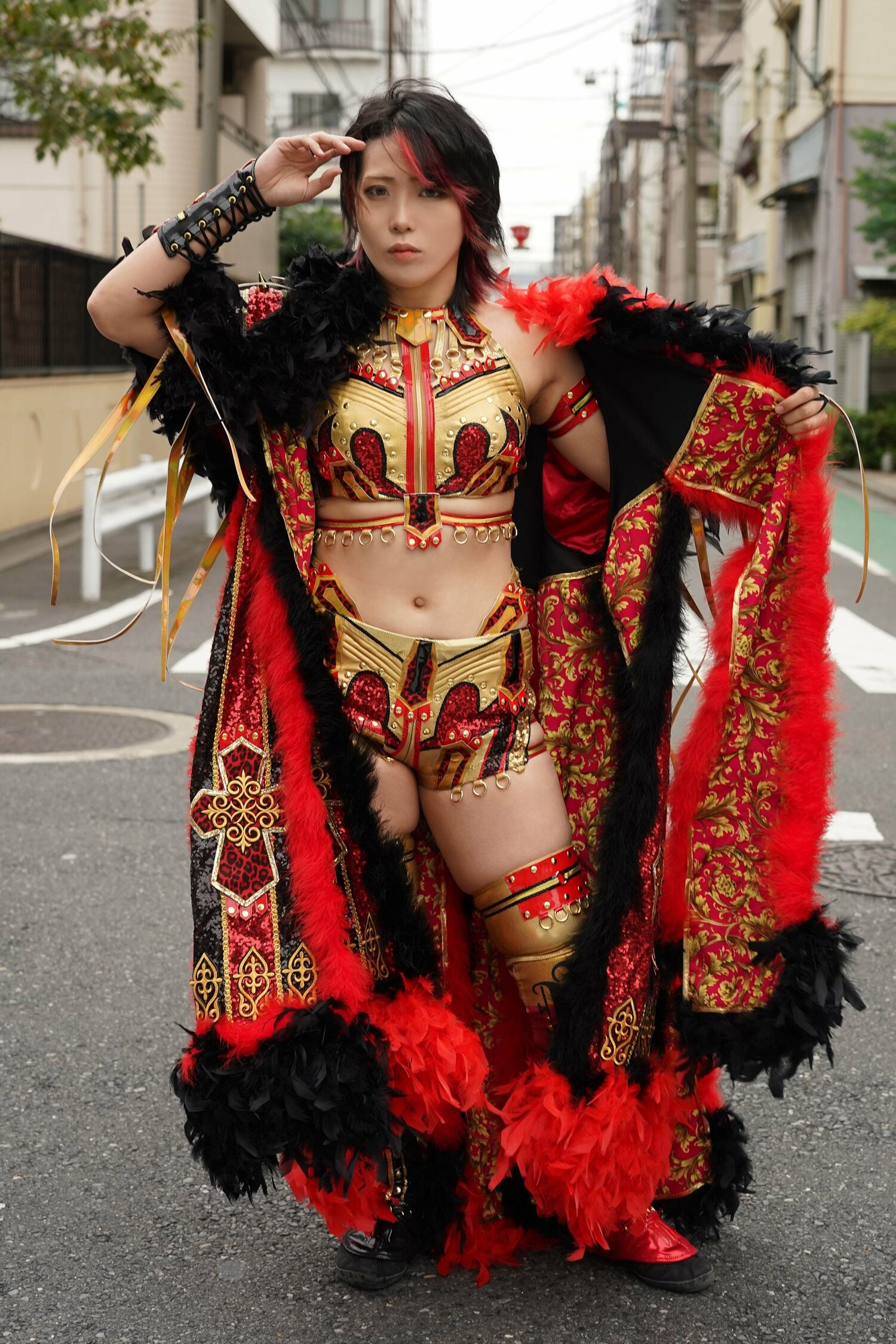 新たなガウンを着てポーズを決める