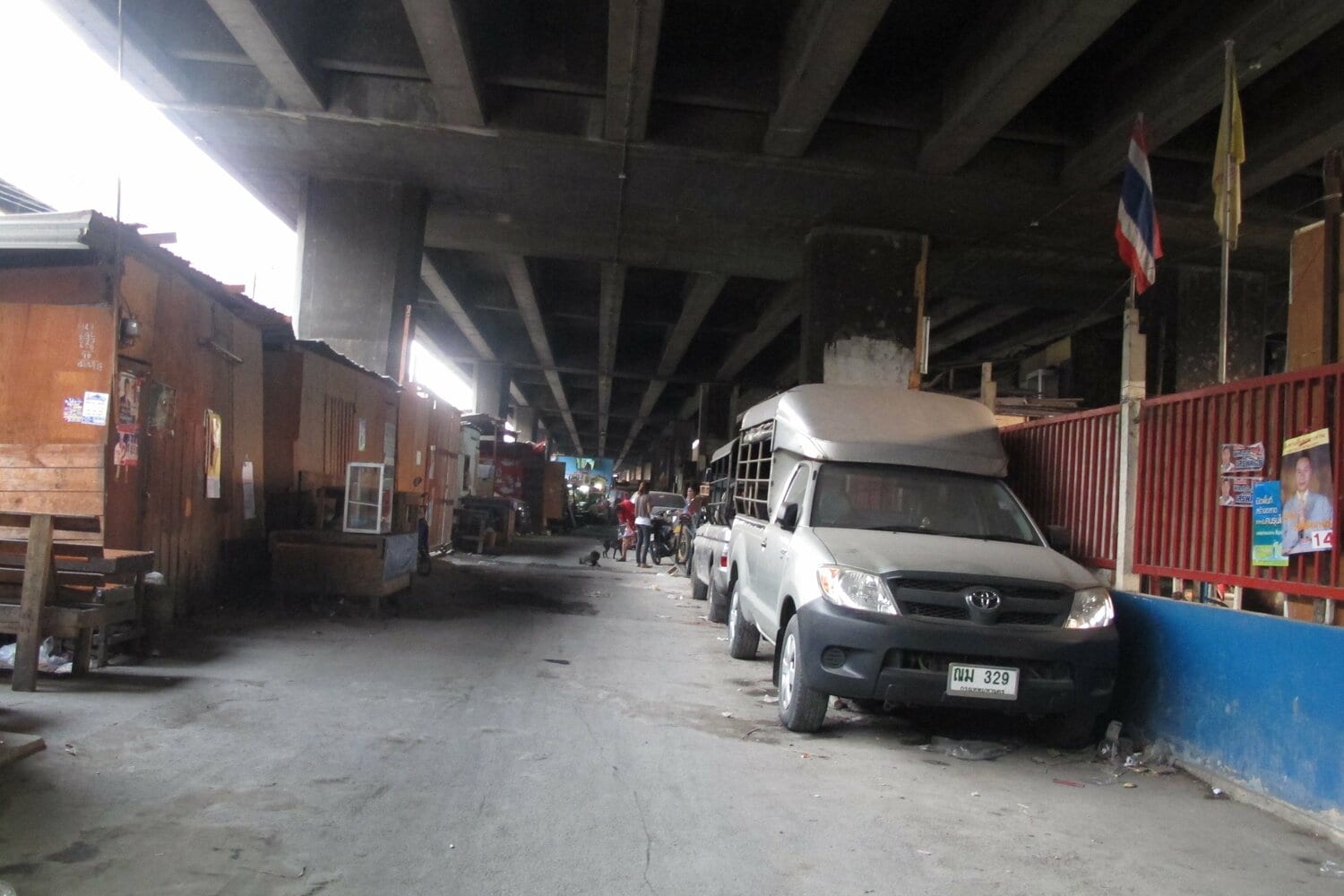 右側が「96ピーナンジム」、左側が民家。高速道路の高架が屋根代わりに ©Koji Fuse