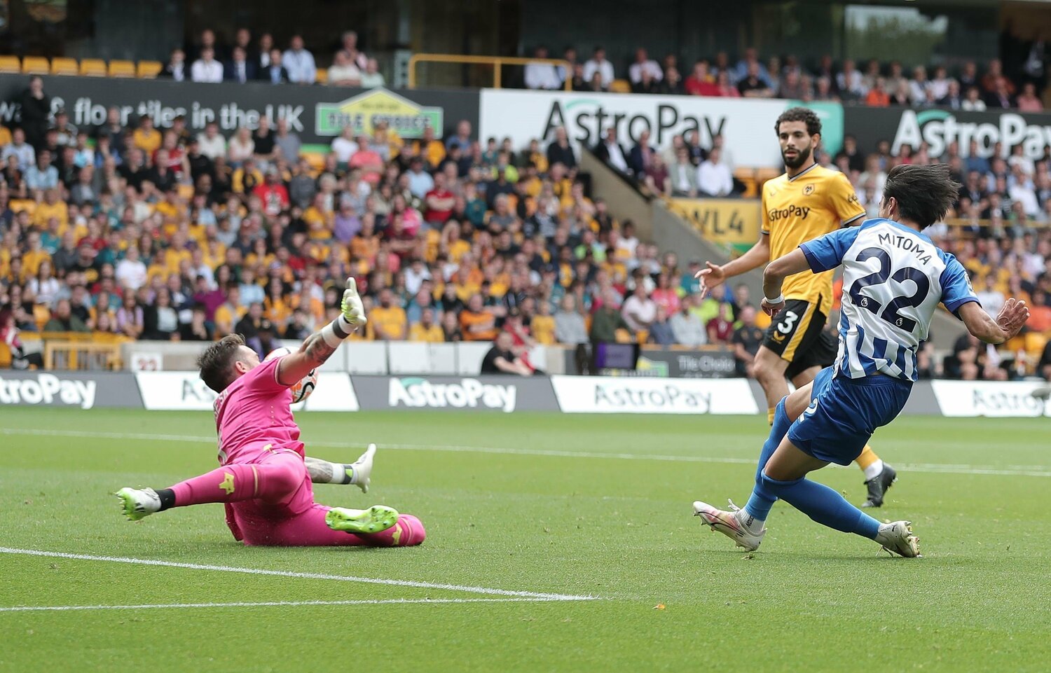 三笘薫の衝撃ゴール【2枚目／全5枚】ウルブスのDF4人を一気に置き去りにし、GKジョゼ・サとの1対1に。倒れ込みながらシュート　©AFLO