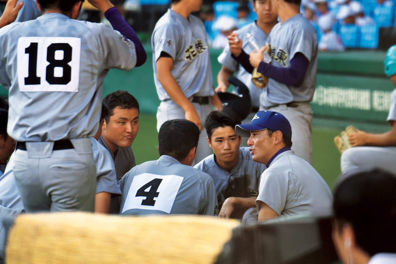 円陣で父・佐々木洋監督（右）の話を聞く麟太郎 ©️Hideki Sugiyama