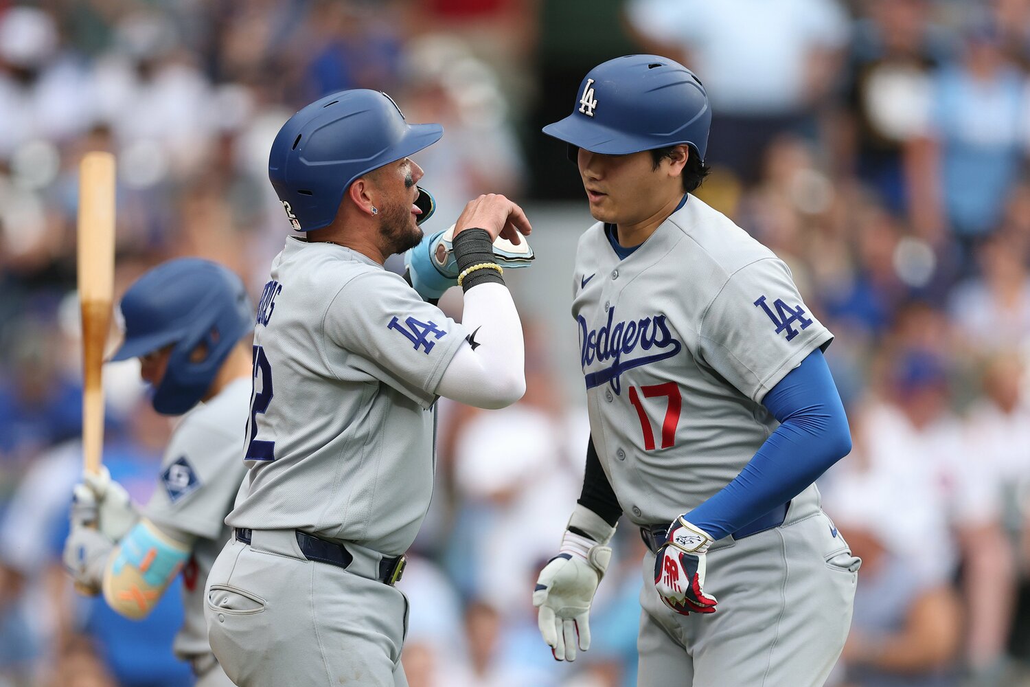 カブス・PCAの前で大活躍した8月5日のドジャース対カブス戦。本塁打を打った大谷を出迎えるロハス ©Getty Images