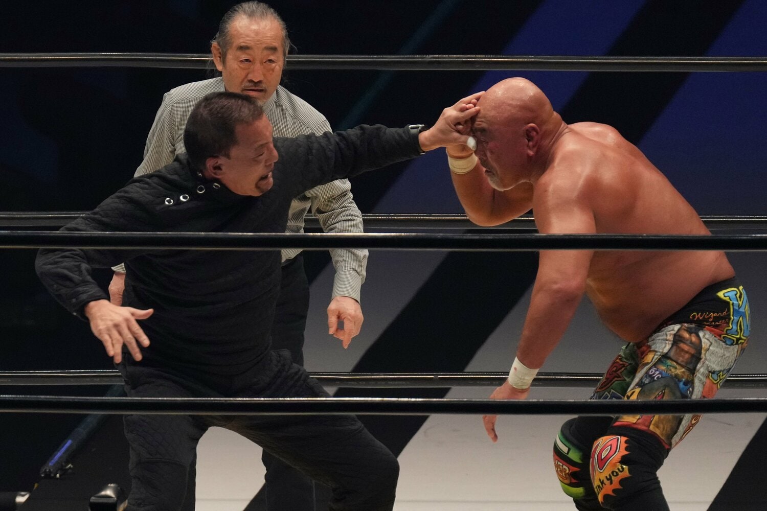 武藤の呼びかけに応じ、黒服に身を包んだままリングにあがった蝶野　©︎Essei Hara