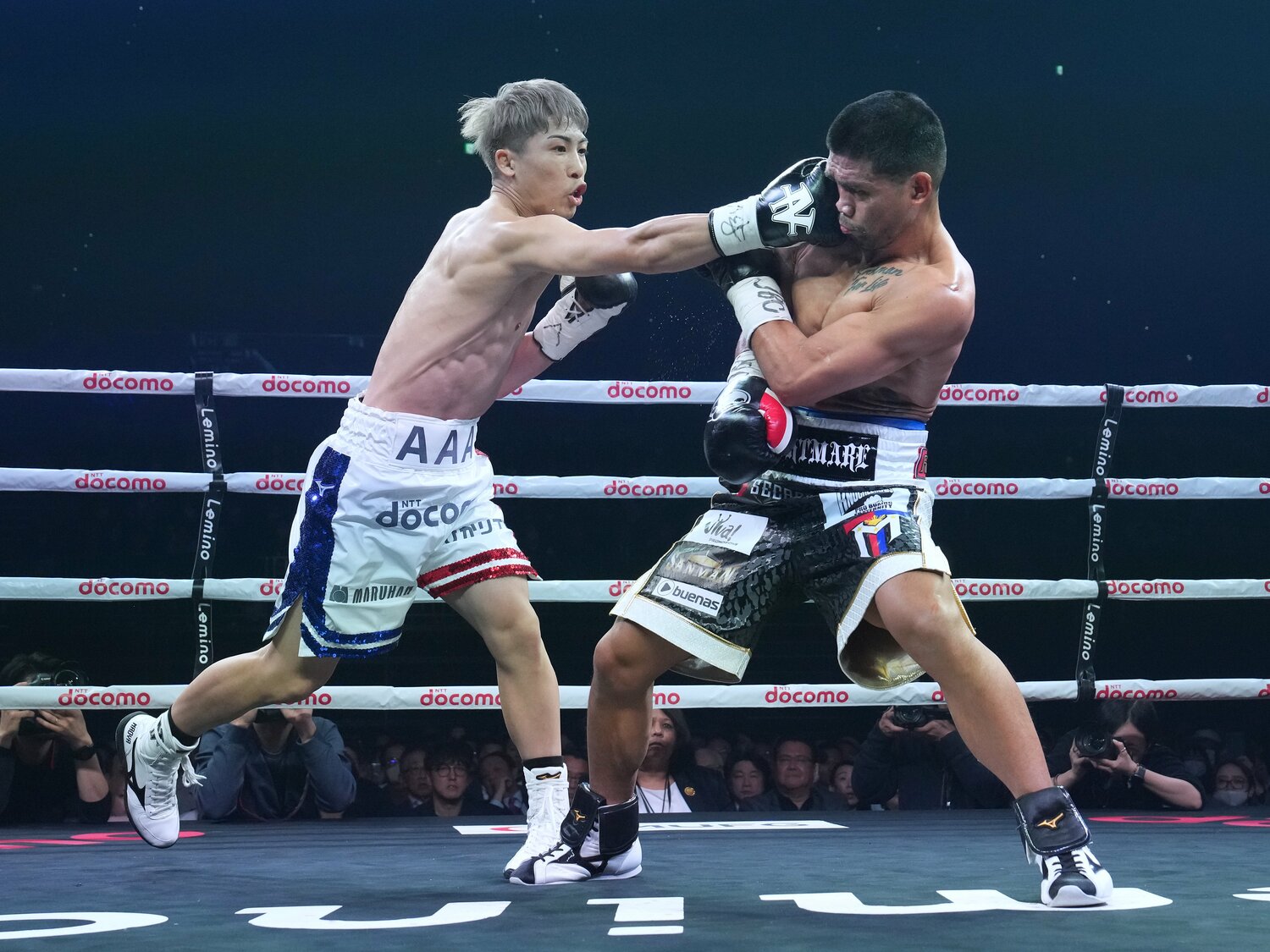 序盤、井上尚弥の強打を警戒して後ろ重心に構えるタパレス　©Naoki Fukuda