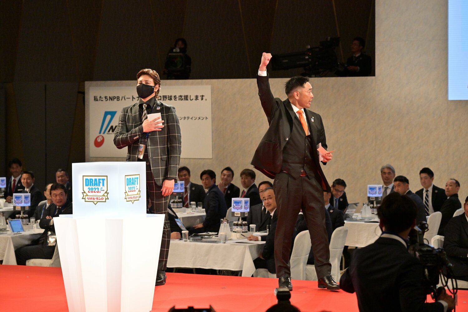 西舘勇陽（中央大）を引き当てた阿部慎之助監督　©Hideki Sugiyama