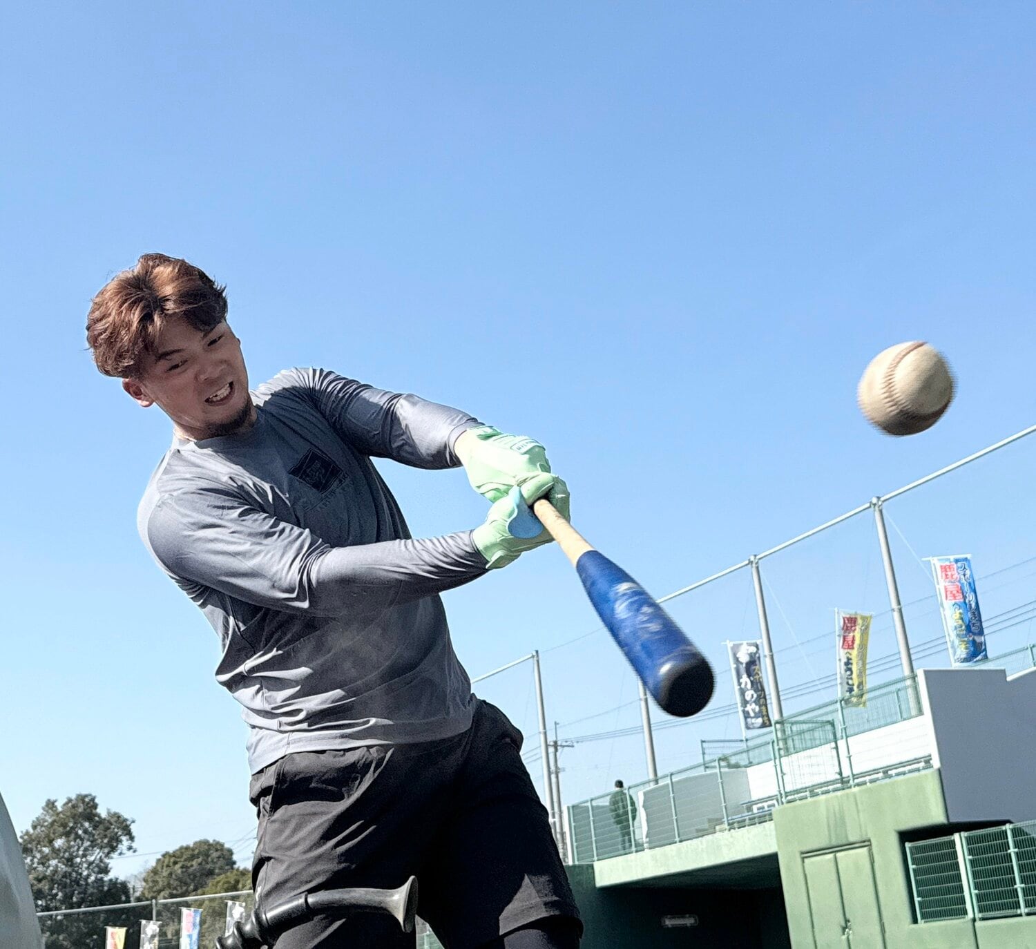自主トレでバットを振り込む井上　©Chiba Lotte Marines