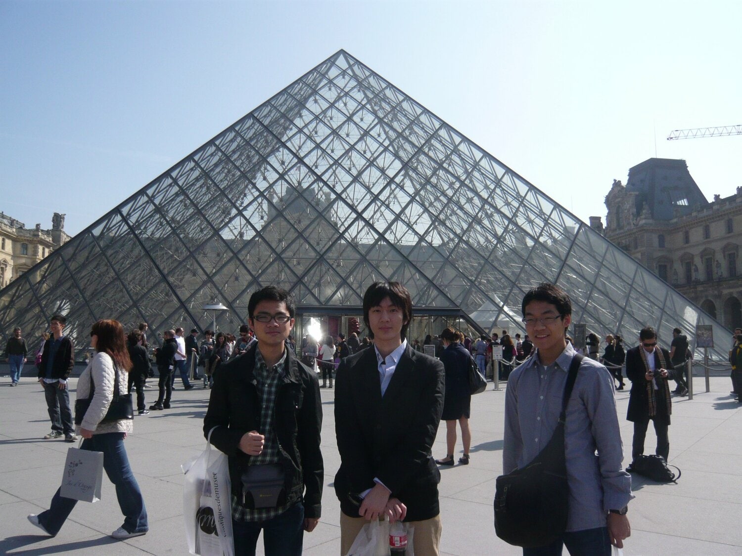 高校生クイズの優勝商品でもあったヨーロッパ旅行中の3人。写真はルーブル美術館前/大場さん提供