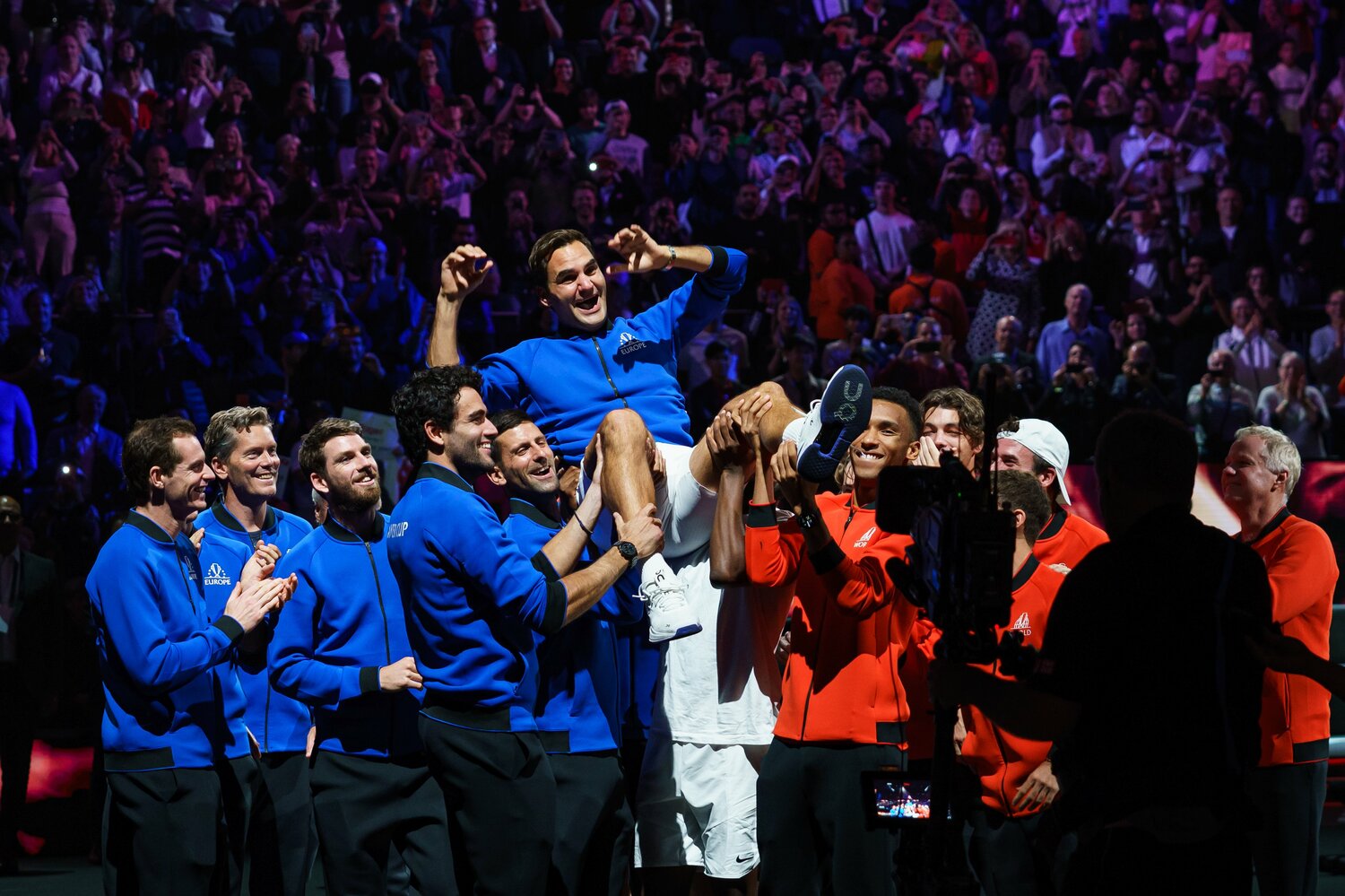 赤の世界選抜のメンバーも加わり、担ぎ上げられるフェデラー　©Getty Images