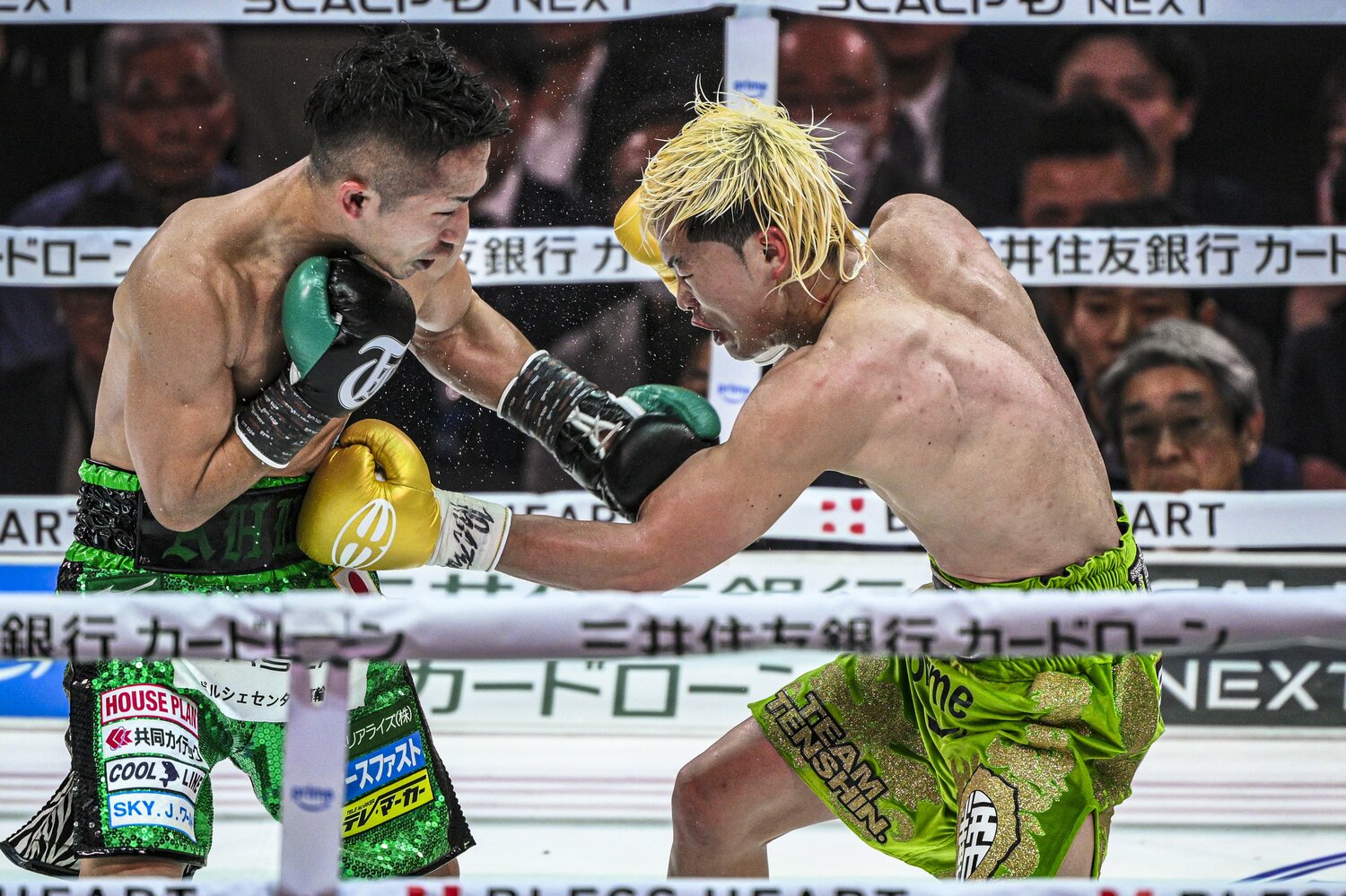 2025年11月24日のWBCバンタム級王者決定戦。那須川天心のボディにカウンターを合わせる井上拓真　©Takuya Sugiyama