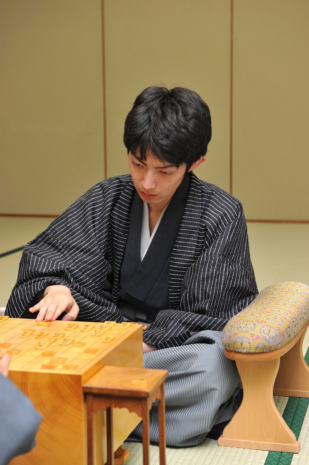 ホテルフォレスタで棋聖戦対局に挑んだ際の中村太地七段　©Sankei Shimbun