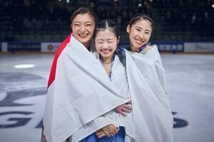 「カオリが優勝でも良かった」海外の声も…17歳新星が優勝、表彰台独占となったGP開幕戦の舞台裏「坂本花織が中井亜美の手をとって…」微笑ましかった場面