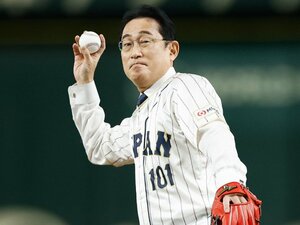 岸田文雄“あの大暴投”の真相…「本当に野球部？」疑惑を監督に直撃すると「もともと送球に難あった」「政治家一家の息子と知ってノックを弱めた」