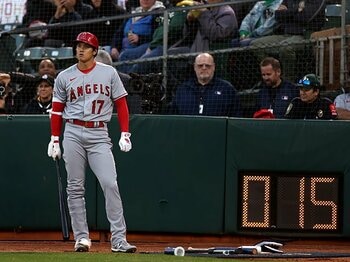 大谷翔平の試合でおなじみ「ピッチクロックで“25分短縮”」に米国はポジティブ…WBC連覇へ「平均3時間11分」NPBも導入必須では？＜Number Web＞ photograph by Ezra Shaw/Getty Images