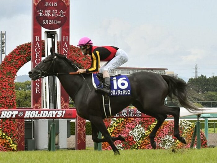 天皇賞・秋、クロノジェネシスがアーモンドアイに挑む！ 鞍上・北村友一が狙う“あのシーン”の再現＜Number Web＞ photograph by Kyodo News