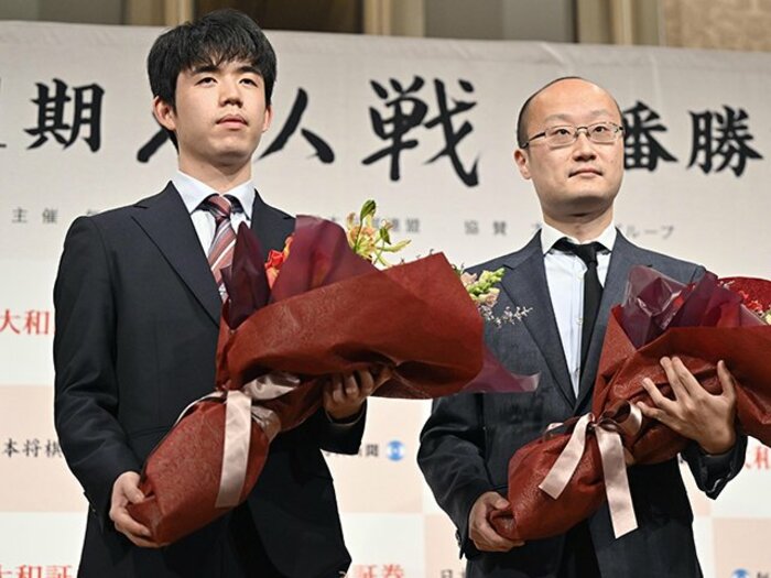 「藤井聡太竜王はミスらしいミスが一手もない」A級棋士・中村太地34歳が驚いた名人戦、叡王戦先勝の妙手「序盤でもなるほど、と」＜Number Web＞ photograph by Kyodo News