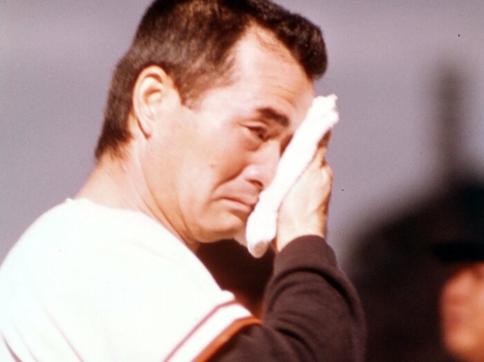 中日・高木守道が“涙の謝罪”「長嶋さん、申し訳ありません…」長嶋茂雄“あの引退試合”ウラ側…元フジテレビアナが見た「長嶋さんの予想外だった行動」＜Number Web＞ photograph by KYODO