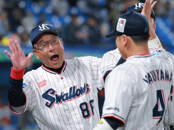 NHK解説者が驚いた「ヤクルトスタメンは“知らない名前ばかり”」最下位予想ヤクルトがまさかの首位、池山監督は“育て上手”上司説「犠打数がリーグ最少『3』のワケ」＜Number Web＞ photograph by Sankei Shimbun