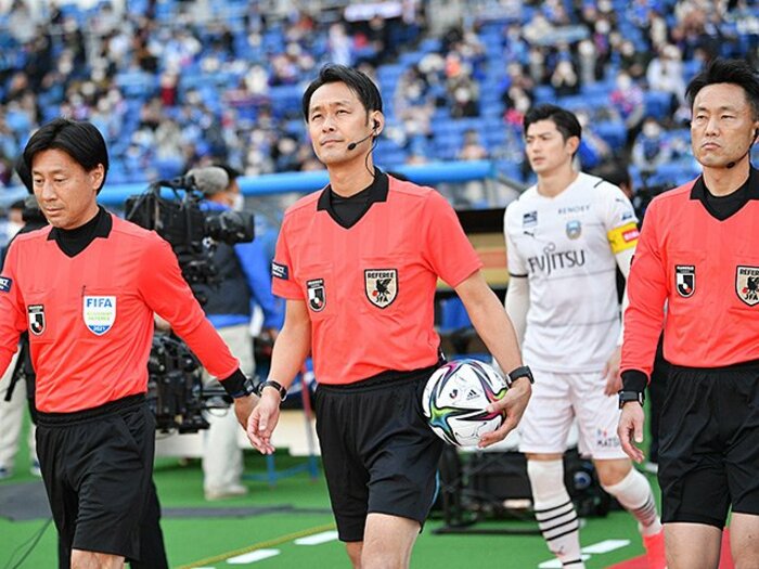 プロポーズ直後の試合が、あのゼロックス杯…“嫌われた審判”家本政明48歳、大バッシング騒動を支えた妻への感謝とこれからの野望<Number Web> photograph by J.LEAGUE