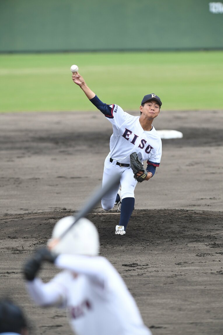 鋭い腕の振りから繰り出す最速149キロの直球は切れ味抜群。今春、英数学館を創部初の広島王者に導いた藤本　©Kota Inoue