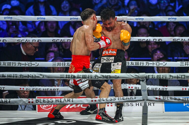 堤聖也vs.比嘉大吾。2月24日、有明アリーナ　©Takuya Sugiyama
