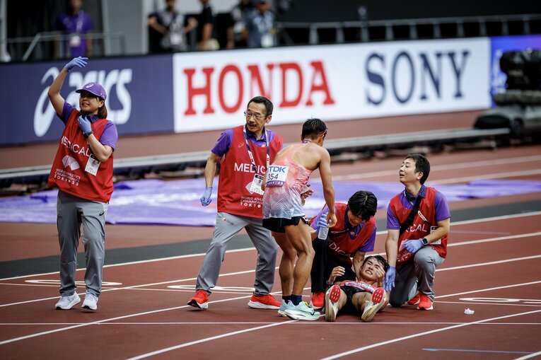 レース後、競技場とファンに一礼した後、痙攣で倒れた川野　©Kiichi Matsumoto