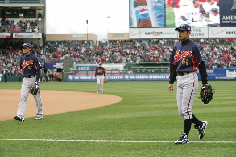 2006年WBC第2ラウンド、日本対アメリカ戦。サヨナラ負けを喫し、引き上げるイチロー　©Naoya Sanuki