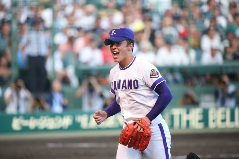 2018年夏の甲子園で気迫のピッチングを見せた吉田　©AFLO