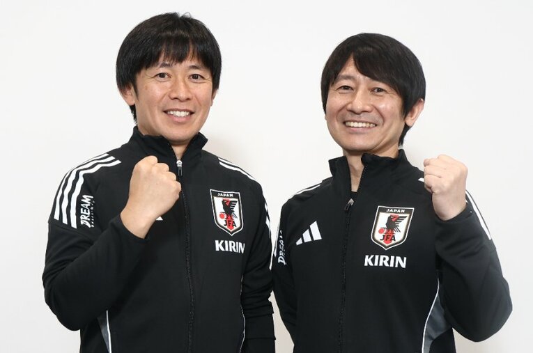 サッカー日本代表用具係の山根威信さん（左）と麻生英雄さん ／ photograph by JIJI PRESS