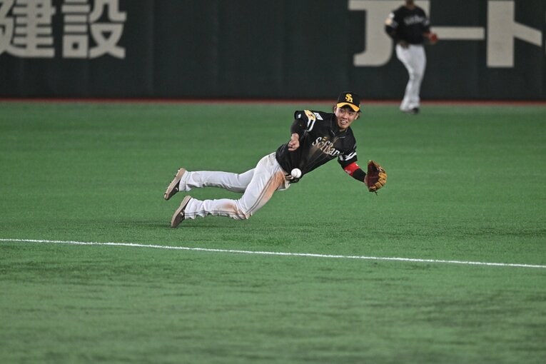 今宮健太の空中アクロバティックプレー（1/6）　©Hideki Sugiyama