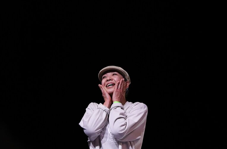 世界選手権で優勝し、喜びの表情を見せる福島　©AFLO