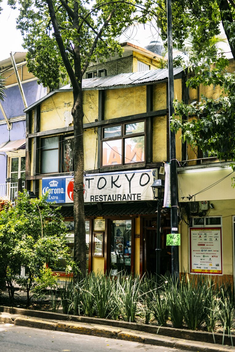 メキシコシティにあった日本料理店（写真は右に続きます）　©Kiichi Matsumoto