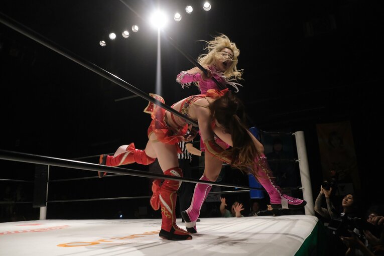 “闘うバービー人形”の急成長…見た目は派手でも練習熱心、Chi Chiをベテラン選手も絶賛「いきなり髪の毛掴んできたからね（笑）」(54)