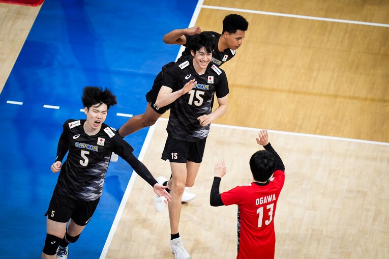 大塚達宣、甲斐優斗（VNLアメリカ戦）　©︎Volleyball World