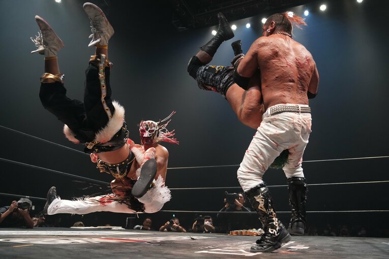 葛西純と同時にピンチェ・ロコを発射するエル・デスペラード