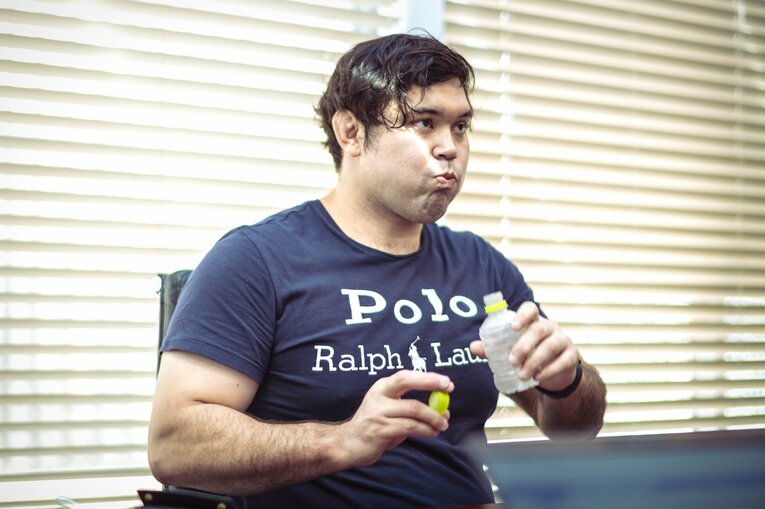 インタビューに応えるウルフアロン　©︎Takuya Sugiyama