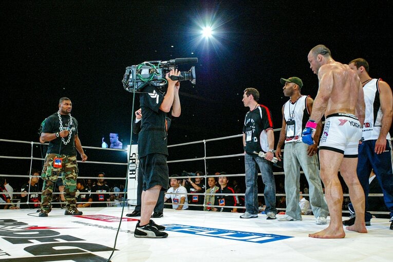 近藤有己戦後、リング上で殺気をみなぎらせるシウバとジャクソン　©Susumu Nagao