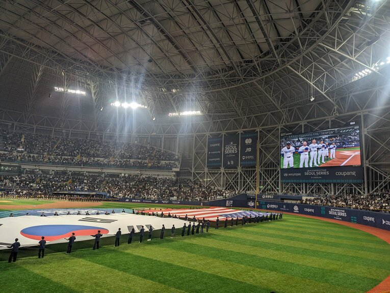 韓国シリーズ開幕戦 試合前のボルテージは最高潮に　©Aki