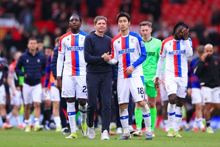 マンチェスター・ユナイテッド戦後のグラスナー監督と鎌田らパレスイレブン　©Getty Images