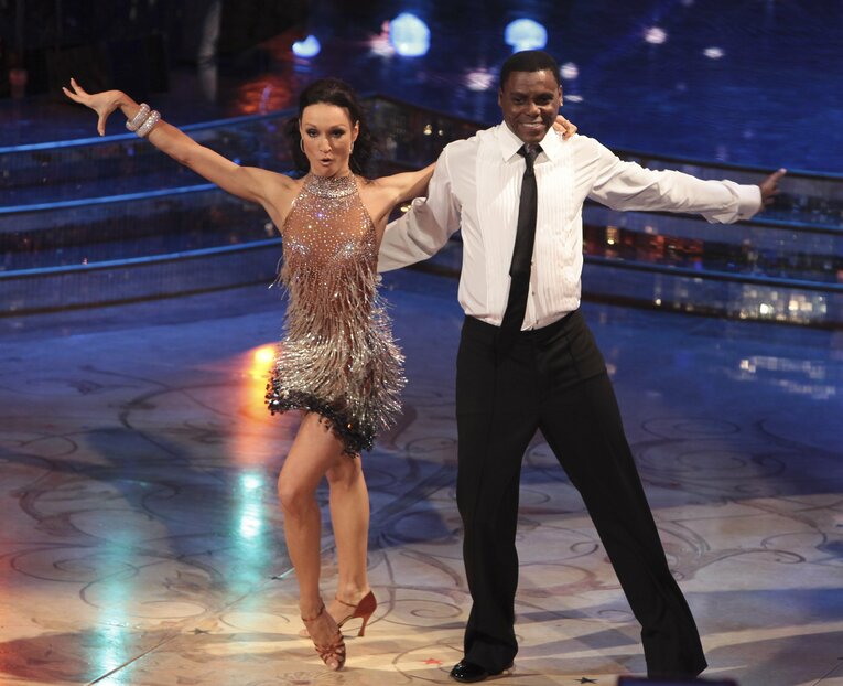 2010年、イタリアの番組でプロダンサーとダンスを披露したカール・ルイス　©Getty Images