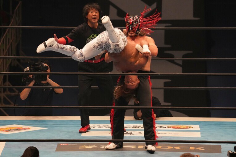 石森太二にピンチェ・ロコを仕掛けるエル・デスペラード　©Essei Hara