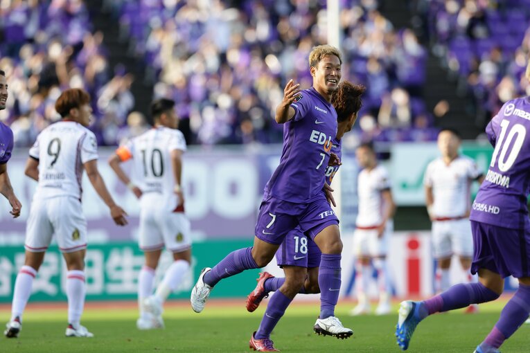 サンフレッチェ広島MF野津田岳人 　©︎J.LEAGUE　（写真をクリックすると、広島ユース時代の集合写真などがご覧いただけます）