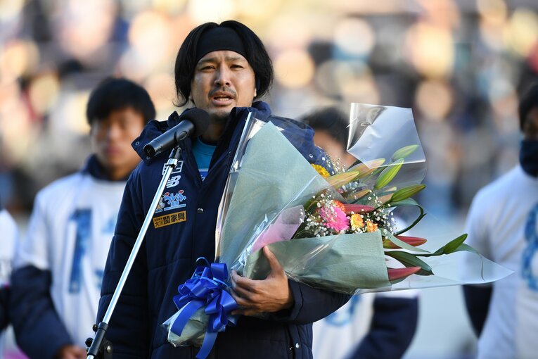 引退セレモニーでサガン鳥栖への感謝を口にした岩下。プロ16年で4クラブを渡り歩いた　©︎Getty Images