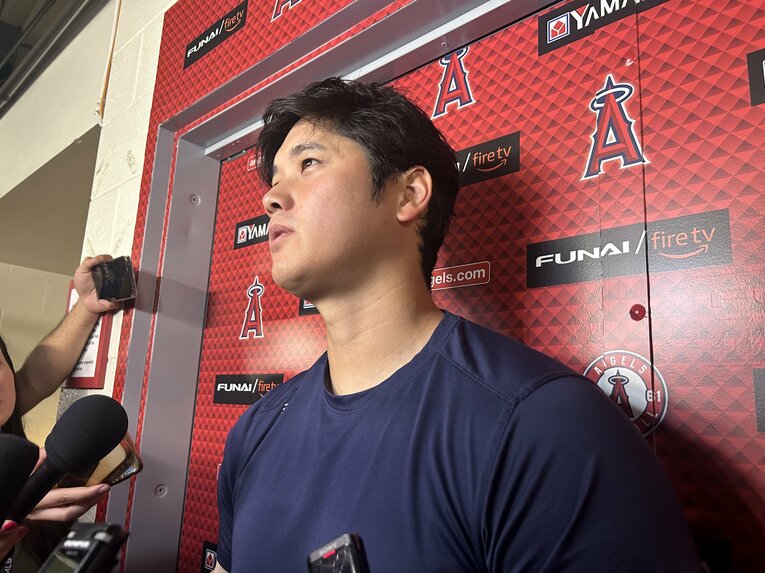 取材に応じる大谷　©Naoyuki Yanagihara