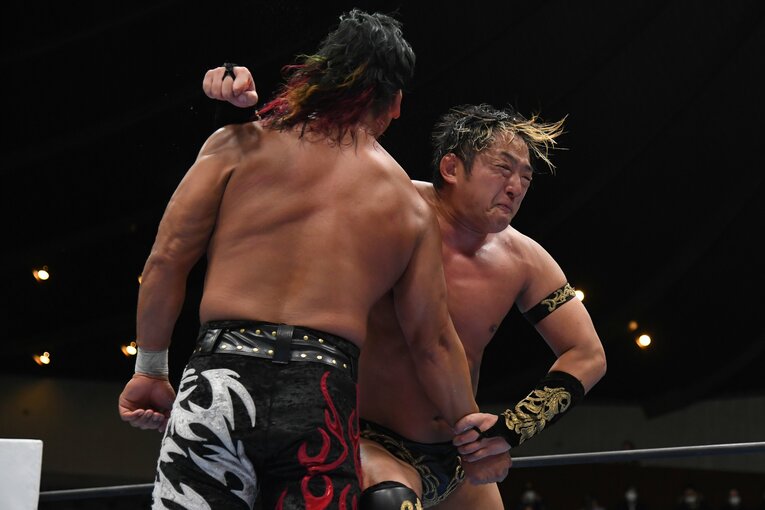 鷹木信悟にアックスボンバーを見舞うタイチ（クリックすると「この記事の写真」に飛びます。流血等の過激な写真を含みますのでご注意ください）