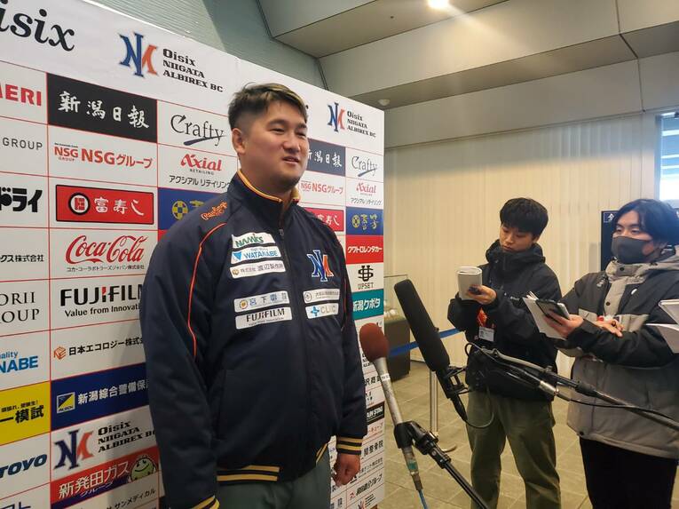 キャンプインの練習後、記者会見に臨む元巨人の三上　©Shunsaku Sakai