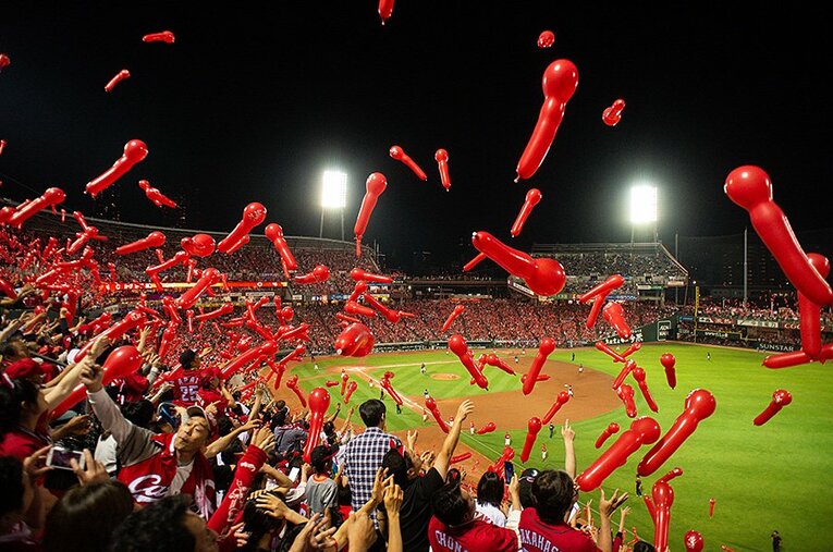 勝っても負けても、マツダスタジアムは常に満員だ。その裏には、スタジアム自体の力もあるのだ。 ／ photograph by Nanae Suzuki