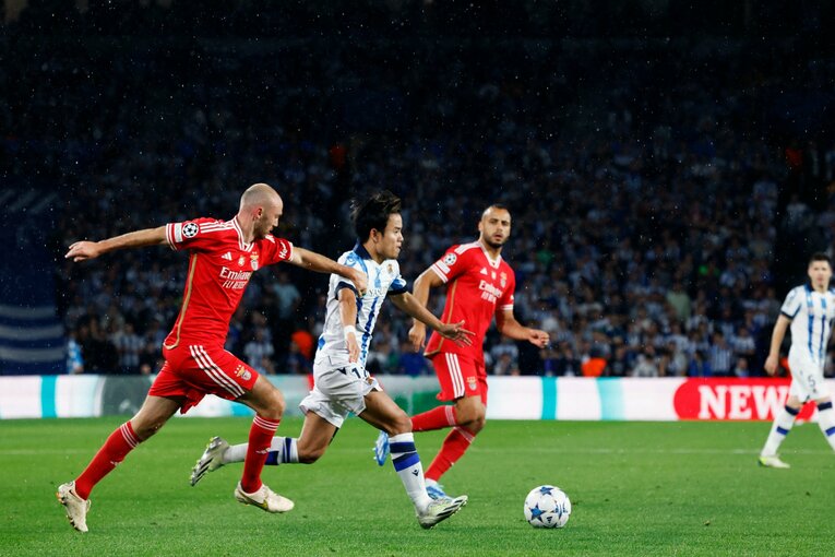 手を使ったマークにも臆さずドリブル　©Daisuke Nakashima