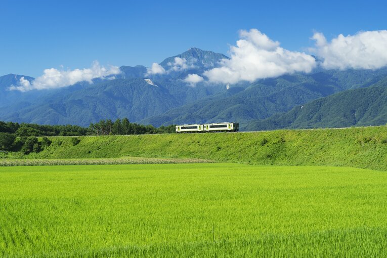田園を走るJR小海線越しに望む甲斐駒ケ岳　©JIJI PRESS