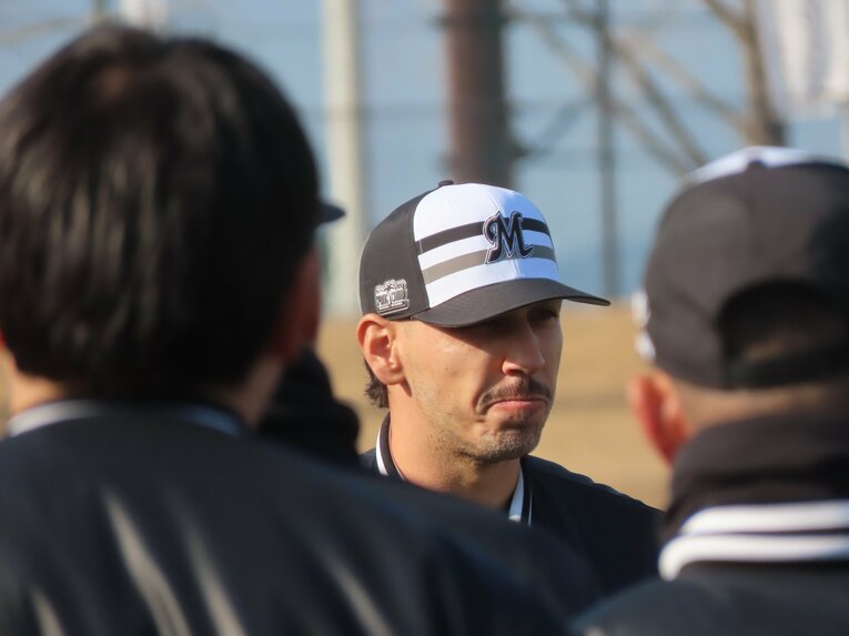 【テレビに映らないロッテキャンプ初日写真】サブロー監督の訓示（写真は右へ続きます）　©Kou Hiroo