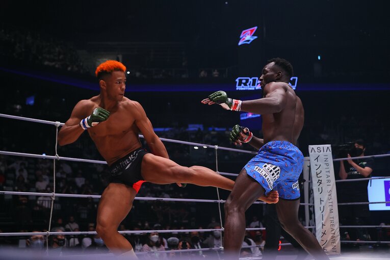 ロクク・ダリにインローを当てるベイノア。しかし試合展開は終始劣勢だった　©RIZIN FF